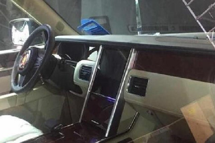 Trong khi đó, trên nắp ca-pô của xe là biểu tượng lá cờ đỏ - dấu hiệu nhận biết trước đây của thương hiệu Hồng Kỳ. Hiện các mẫu xe mới của Hồng Kỳ không còn đi kèm biểu tượng này nữa. Thay vào đó là đường màu đỏ kéo dài từ lưới tản nhiệt lên nắp ca-pô.