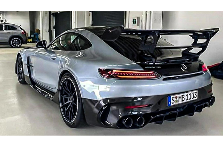 Phiên bản Black Series dự kiến sẽ có khả năng chạy lap ở Nurburgring trong 6 phút và 58 giây, nhanh hơn khoảng 6,6 giây so với GT R Pro và chỉ chậm hơn 13 giây so với Aventador SVJ đang giữ kỷ lục vòng đua này. Tại Việt Nam, giá xe Mercedes-AMG GT R tiêu chuẩn được phân phối chính hãng với mức giá 11,59 tỷ đồng.