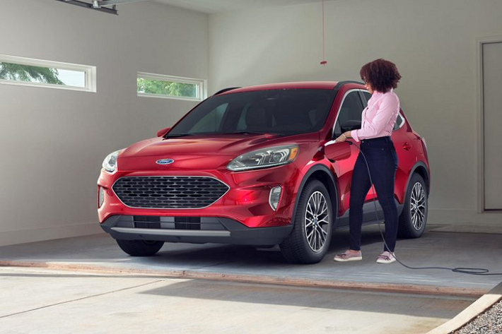 Ở phiên bản này, Ford Escape sẽ được trang bị khối động cơ có dung tích 2,5 lít tăng áp có thể tạo ra công suất cực đại 198 mã lực và mô-men xoắn cực đại 283 Nm. Động cơ này sẽ được kết hợp với mô-tơ điện có viên pin công suất 14.4 kWh. Tổng công suất mà chiếc xe này có được sẽ ở vào mức 302 mã lực.