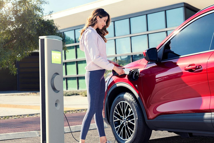 Với hệ dẫn động này, Ford Escape Plug-in Hybrid 2020 mới trở thành chiếc xe tiết kiệm nhất trong phân khúc khi chỉ tốn 2,35 lít nhiên liệu để di chuyển 100 km/h trong khi động cơ điện có thể giúp xe di chuyển quãng đường 59 km.