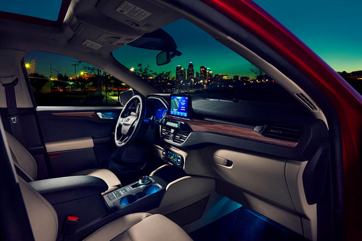 “Ford Escape nguyên bản đã có một phiên bản sử dụng động cơ lai và chiếc Escape hoàn toàn mới này là minh chứng cho những bước tiến của chúng tôi vè công nghệ và sự tiết kiệm”, ông Tăng Thái Hậu, Giám đốc phát triển và bán hàng cho biết. “Ford Escape PHEV hoàn toàn mới mạnh hơn và rộng rãi hơn so với Ford Fusion Energi cũng như khoang hành lý lớn hơn đến bốn lần so với chiếc xe kia”.