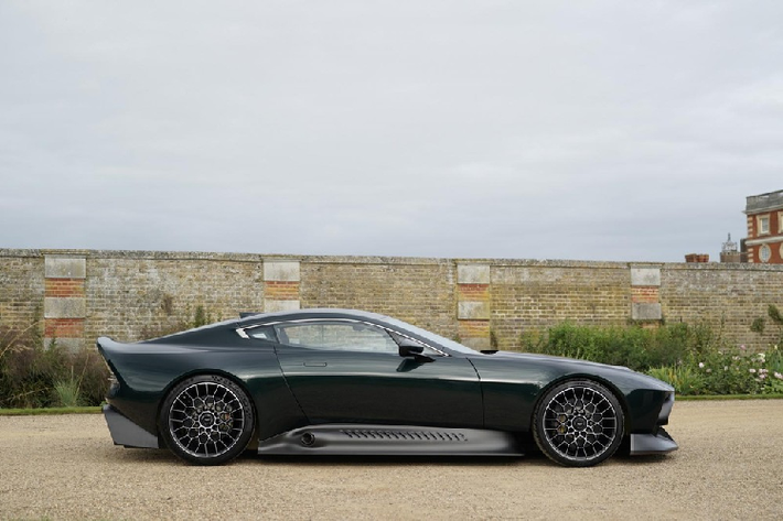 Hiện hãng Aston Martin chưa công bố thông số vận hành của Victor. Chỉ biết rằng, chiếc siêu xe này tạo ra lực ép xuống mặt đường ở vận tốc 160 km/h cao hơn 30% so với xế đua Aston Martin Vantage GT4.