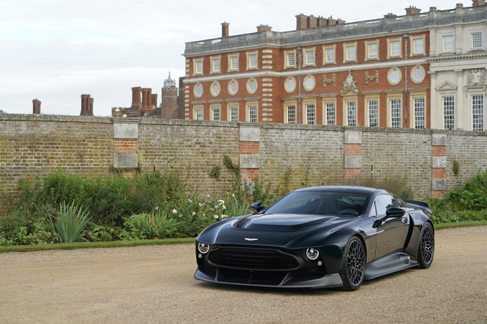 Trong sự kiện London’s Concours of Elegance vừa qua, bộ phận Q chuyên sản xuất xe đặc biệt hoặc theo đơn đặt hàng của hãng Aston Martin đã chính thức vén màn tân binh có tên Victor. Về cơ bản, đây là mẫu siêu xe Aston Martin Victor "hàng thửa" này được xem là hoang dã nhất mà bộ phận Q từng trình làng từ trước đến nay.