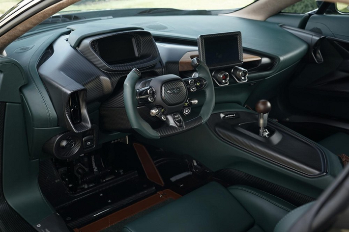 Một số chi tiết bên trong siêu xe Aston Martin Victor được cắt từ gỗ óc chó nguyên khối. Trong khi đó, các nút bấm và phím chỉnh lại được làm bằng titan đánh bóng hoặc nhôm.