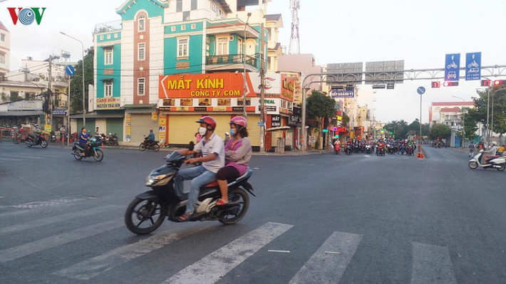 Một đoạn giao nhau giữa Phạm Văn Đồng-Phan Văn Trị từng là "điểm đen" về kẹt xe mỗi giờ cao điểm, nhưng nay lại rất ít phương tiện lưu thông Theo nhiều người dân thì nguyên nhân do các trường đại học, cao đẳng, các trường cấp cơ sở, tiểu học trên địa bàn thành phố lùi thời gian học; nhiều người cũng không muốn ra đường vì lo ngại dịch bệnh Covid-19.