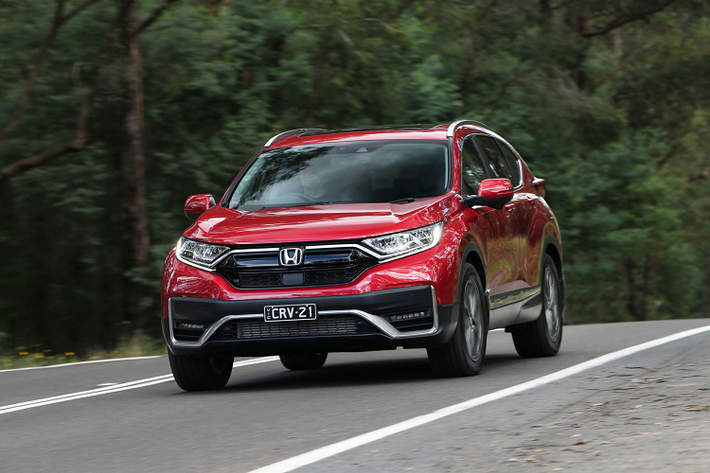 Ở Việt Nam. Honda CR-V 2020 lắp ráp sẽ có tổng cộng 3 phiên bản L, G, E cùng 5 tùy chọn màu ngoại thất. Trong khi đó, tổng cộng sẽ có 7 biến thể CR-V sẽ được cung cấp cho năm 2021 tại thị trường Úc. Tại Úc, Honda CR-V có giá khá rẻ, rẻ khoảng bằng một nửa so với Thái Lan hay Việt Nam. Phiên bản tiêu chuẩn Honda CR-V 2021 trang bị động cơ 2.0L i-VTEC hút khí tự nhiên có giá 21.766 USD (504 triệu). Các phiên bản VTi, VTi 7 và VTi X (tất cả trang bị động cơ 1.5L turbo VTEC) có giá lần lượt là 23.908 USD (554 triệu), 25.336 USD (587 triệu) và 25.693 USD (595 triệu)