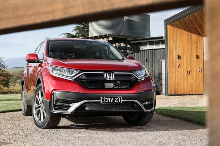 Honda cũng đã bổ sung 2 tùy chọn màu xe mới cho CR-V 2021 bao gồm: Ignite Red và Cosmic Blue. Các màu ngoại thất cũ vẫn giữ nguyên gồm: Platinum White ánh ngọc trai, Lunar Silver, Brilliant Sport Blue, Modern Steel và Crystal Black ánh ngọc trai.