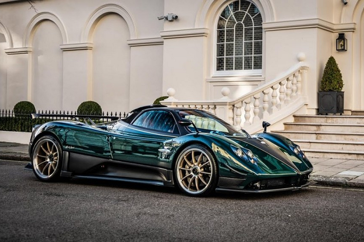 Những chiếc siêu xe Pagani Zonda độc bản dường như đang là niềm cảm hứng cho không ít người yêu xe trên thế giới chi tiền "khủng" để tậu. Vào khoảng tháng 10 năm ngoái, hãng siêu xe Ý đã giới thiệu với 50 khách hàng VIP của mình chiếc siêu xe Pagani Zonda Venti độc nhất vô nhị trên thế giới.