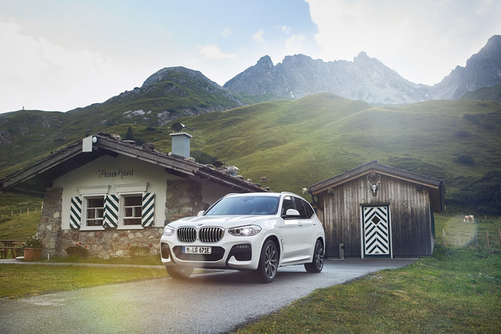 BMW X3 xDrive30e mới có thể tăng tốc từ 0 lên 100 km/h trong 6,1 giây và tốc độ tối đa 210 km/h. Theo công bố của nhà sản xuất, mẫu SUV xanh này có mức tiêu hao nhiên liệu khoảng 1,8-2,0 lít/100 km. Lượng khí thải CO2 là 49 gram/km.