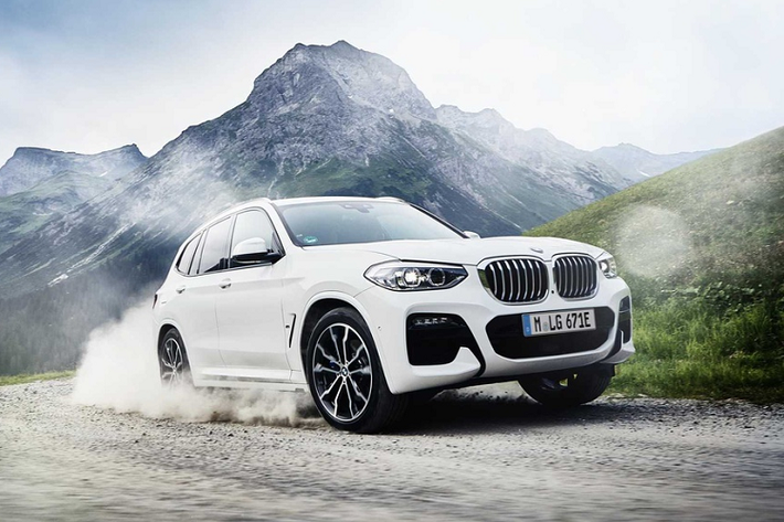 Cung cấp sức mạnh cho BMW X3 xDrive30e là khối động cơ xăng tăng áp kép 4 xy-lanh, dung tích 2.0L kết hợp với động cơ điện sản sinh tổng công suất 292 mã lực và mô-men xoắn 420 Nm. Với sức mạnh này, X3 xDrive30e nằm giữa X3 xDrive30i tiêu chuẩn (248 mã lực) và X3 M40i (392 mã lực).