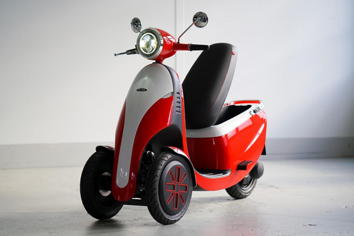 Ngoài việc giới thiệu mẫu Microlino mới, công ty Micro cũng đã ra mắt mẫu concept Microletta. Nó là một mẫu xe mô tô điện 3 bánh mà được phân loại chính thức là “tricycle” ở châu Âu. Đó là một điểm phân biệt quan trọng bởi có nghĩa rằng Microletta có thể đạt tốc độ 80 km/h và vẫn được vận hành mà không cần bằng lái mô tô. Thay vào đó, một bằng lái xe ô tô thông thường là đủ dùng.