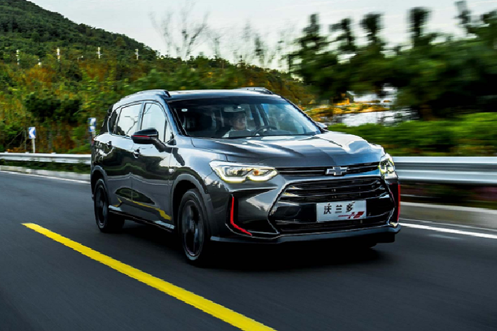 Tại Việt Nam, Chevrolet Orlando đã âm thầm rút khỏi thị trường nước ta sau nhiều năm với doanh số không thành công như mong đợi. Giá xe cũ của Chevrolet Orlando trở nên rất hợp lý khi đã trở thành một mẫu xe đã bỏ mẫu tại Việt Nam. Một chiếc Chevrolet Orlando số sàn đời 2012 hiện có giá bán khoảng 280 triệu đồng, trong khi phiên bản số tự động LTZ có giá trên 350 triệu đồng