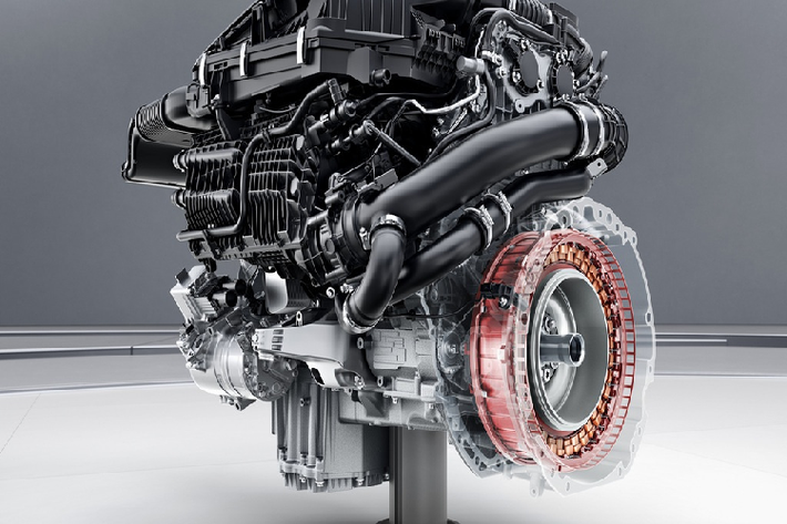 Động cơ điện mild-hybrid EQ Boost sẽ cung cấp thêm công suất và lực kéo mỗi khi cần tăng tốc. Sử dụng nguồn điện 48V, EQ Boost cung cấp công suất tối đa 22 mã lực và mô-men xoắn 250 Nm cho khối động cơ chính I6 3.0L. Ngoài ra, bộ máy phát điện và khởi động tích hợp ISG giúp khởi động êm ái và tiết kiệm hơn.
