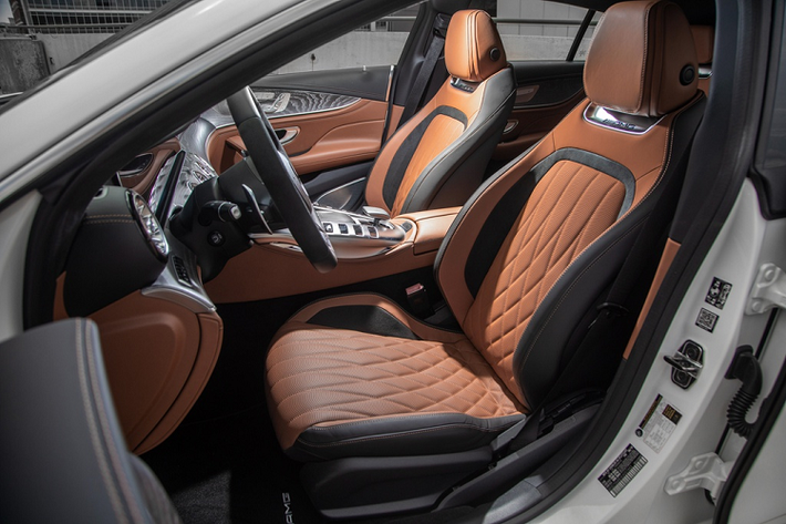 Nội thất của Mercedes-AMG GT 43 vẫn đi theo DNA chung của những dòng xe hiệu suất cao. Người lái có thể tùy chỉnh nhanh chóng các tính năng trên xe thông qua các phím bấm kèm màn hình hiển thị nhỏ, thay cho các phím xoay cơ học trên các dòng AMG GT cũ.