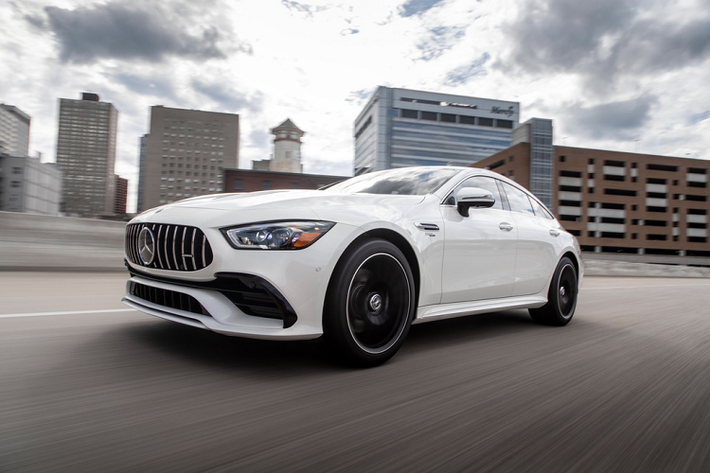 Ngoại thất của AMG GT 43 vẫn khá tương đồng với những mẫu xe đàn anh. Cụm đèn pha được lấy cảm hứng từ mẫu xe CLS. Lưới tản nhiệt trên xe chuyển từ họa tiết kim cương sang thiết kế nan dọc Panamericana. Hệ thống ống xả kép dạng tròn nằm về 2 bên thân xe, bên cạnh là cánh gió khí động học điều chỉnh điện.