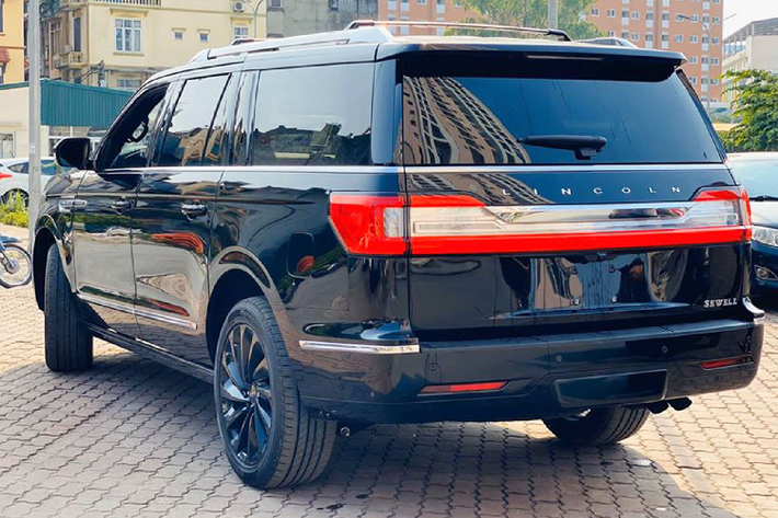 Hệ thống đèn chiếu sáng của chiếc SUV thương hiệu Mỹ được trang bị công nghệ LED toàn phần, đèn pha là 2 bóng Projecter cùng 2 dây LED định vị ban ngày thiết kế tương đối ưa nhìn. Phần cản trước mạ bạc kết hợp màu ngoại thất xe màu đen cùng cảm biến hỗ trợ lái. Xe được trang bị bộ mâm hợp kim 2 màu đa chấu với kích thước 22 inch, gương chiếu hậu xe bọc crom kèm đèn xi-nhan dạng LED có tính năng chỉnh/gập điện, sấy gương, nhớ vị trí và camera lề được tích hợp...