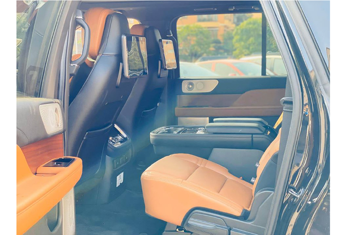 Xe được trang bi bệ tỳ tay cỡ lớn đúng chất SUV Mỹ, cabin mang phong cách thiết kế cổ điển xen lẫn nét hiện đại, ốp gỗ sắc sảo ở nhiều vị trí đối lập với những mảng màu đen sang trọng. Xe sử dụng đồng hồ hỗ trợ lái kỹ thuật số, màn hình cảm ứng 12 inch, bên cạnh vô lăng 3 chấu có kích thước lớn, bảng táp-lô thiết kế theo kiểu chia thành 2 tầng,...