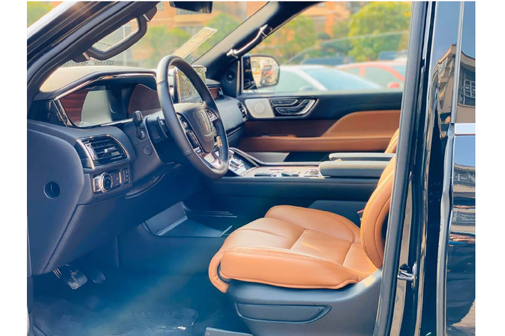 Động cơ của Lincoln Navigator L Black Label 2020 được chia sẻ chung với mẫu SUV Ford Expedition hay bán tải Ford F-150. Sức mạnh được truyền xuống bốn bánh (AWD) Tiêu Chuẩn thông qua hộp số tự động 10 cấp SelectShift (10 AT) cũng chia sẻ chung với nhiều mẫu xe nhà Ford.