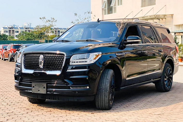 Giá xe Lincoln Navigator 2020 nhập khẩu tư nhân tại Việt Nam được chào bán lên tới hơn 8 tỷ đồng, với số tiền này người dùng trong nước có rất nhiều sự lựa chọn SUV hạng sang đầu bảng khác hiên nay như: BMW X7, Mercedes-Benz GLS thế hệ mới hay Lexus LX 570 “ăn chắc mặc bền”.