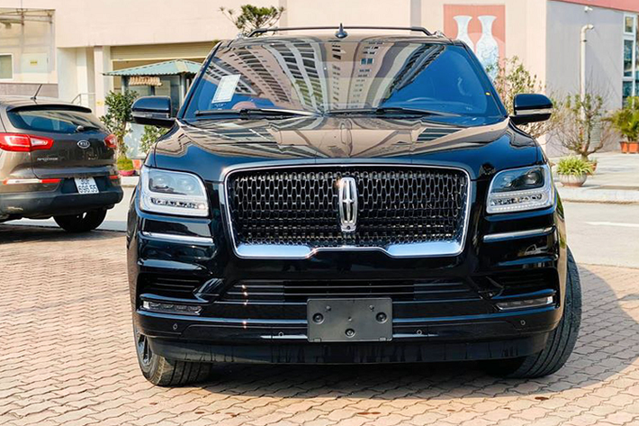 Tuy nhiên, nếu những khách hàng khó tính muốn tìm kiếm cho mình một mẫu SUV khác biệt, ít “đụng hàng” khi lăn bánh trên phố thì lựa chọn chơi xe sang của hãng Ford là một gợi ý. Mang dáng vóc đồ sộ, nam tính, SUV Lincoln Navigator 2020 mới sẵn sàng làm người nhìn nhìn ấn tượng khi lần đầu thấy nó lăn bánh trên phố