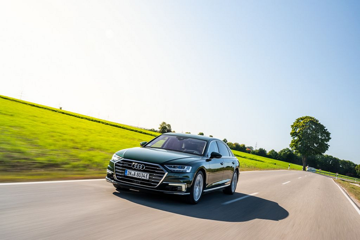 Về chi tiết, mẫu xe Audi A8 plug-in hybrid sử dụng động cơ V6 3.0 lít tăng áp, một bộ pin lithium-ion 14,1 kWh và động cơ điện được tích hợp vào bộ chuyển đổi mô-men xoắn của hộp số tự động 8 cấp.