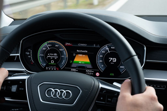 Nhờ có thêm 108 mã lực và 199 Nm, A8 TFSI e thừa sức cho bản tiêu chuẩn “hít khói” khi vượt trội hơn 0,7 giây khi tăng tốc từ 0 lên 96 km/h.