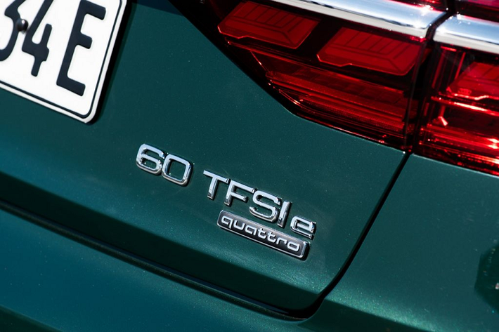 Tuy chưa công bố đầy đủ các chi tiết kĩ thuật nhưng Audi A8 TFSI e sẽ sở hữu cụm đèn chiếu sáng độc đáo và bộ bánh hợp kim 19-inch tiêu chuẩn. Chưa hết, model này cũng được trang bị cụm đồng hồ kỹ thuật số và hệ thống thông tin giải trí hiển thị chi tiết các thông tin cụ thể của hệ dẫn động plug-in hybrid như trạng thái sạc và phạm vi của khả năng di chuyển.