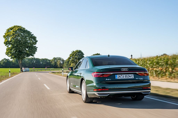 Xét về hiệu suất, chiếc Audi A8 plug-in hybrid 2020 mới có thể tăng tốc từ 0 lên 96 km/h trong khoảng 4,9 giây và đặc biệt với khả năng di chuyển lên đến 27 km bằng năng lượng điện