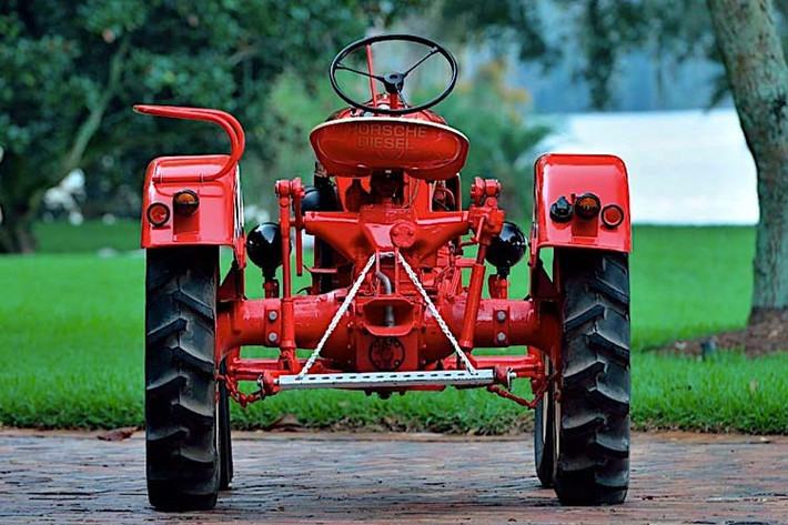 Máy kéo Porsche Model 108 Junior như chúng ta thấy trong ảnh rõ ràng là đã được phục chế, nhưng nó vẫn giữ nguyên tất cả máy móc khi lăn bánh khỏi nhà máy trong năm 1959. Điều đó bao gồm động cơ 822 cc tí hon chính hãng với 14 mã lực, và hộp số sàn 3 cấp – chúng liên kết với nhau bởi một kết nối thủy lực.