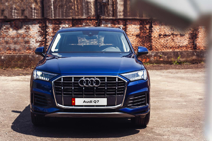 Trong phân khúc SUV hạng sang cấu hình 5+2 chỗ ngồi, Audi Q7 được đánh giá khá cao và cũng được nhiều khách hàng tại Việt Nam tin dùng. So với phiên bản tiền nhiệm, ngoại thất và nội thất của Audi Q7 2020 mới nhận được nhiều thay đổi đáng chú ý. Phiên bản đầu tiên của Q7 về Việt Nam là loại 55 TFSI và có giá dự kiến hơn 4 tỷ đồng.
