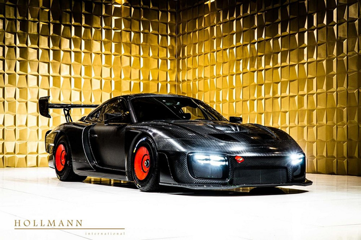 Được phát triển từ mẫu 930 Turbo dành cho đua Group 5 của FIA, Porsche 935 đặc biệt này cũng được bán làm xe đi đường kể từ năm 1977. Giờ đây, Porsche quyết định mang tới cho mẫu xe cổ điển này một dáng vẻ hiện đại hơn, hoàn thiện từ đầu tới đuôi bằng chất liệu sợi carbon thuần chất.