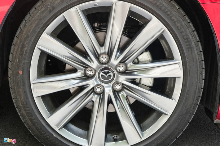 Ở bên trong, nội thất Mazda6 2.0L Premium được bọc chất liệu da cao cấp, một số chi tiết kim loại tạo điểm nhấn.