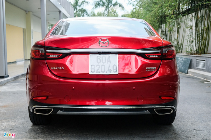 Thiết kế thân xe của Mazda6 2020 tương tự đời trước, vẫn là các đường nét mềm mại quen thuộc. So với các đối thủ như Toyota Camry hay Honda Accord, kiểu dáng của Mazda6 mang hơi hướm nữ tính hơn.
