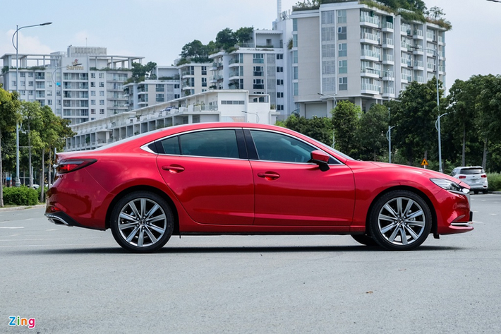 Cả 3 phiên bản Mazda6 2020 đều có các số đo kích thước dài x rộng x cao lần lượt là 4.865 x 1.840 x 1.450 (mm), chiều dài cơ sở 2.830 mm, khoảng sáng gầm 165 mm.