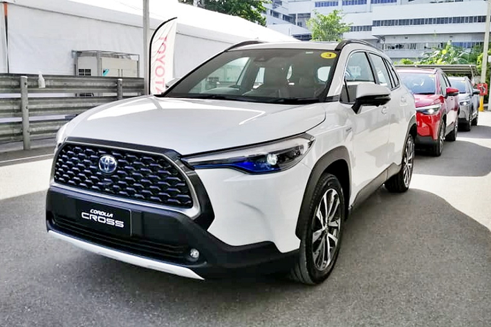 Toyota Corolla Cross 2021 mới là mẫu xe được phát triển dựa trên nền tảng của mẫu sedan hạng C Corolla Altis. Tuy nhiên, đây là một phiên bản Corolla đa dụng dành cho những khách hàng có nhu cầu di chuyển linh hoạt hơn trong đô thị. Tại Thái Lan, mẫu xe này được phân phối với 4 phiên bản gồm 1 bản máy xăng và 3 bản hybrid. Theo đó, bản Corolla Cross 1.8 Sport hứa hẹn sẽ là phiên bản được phân phối tại nước ta trong tương lai.