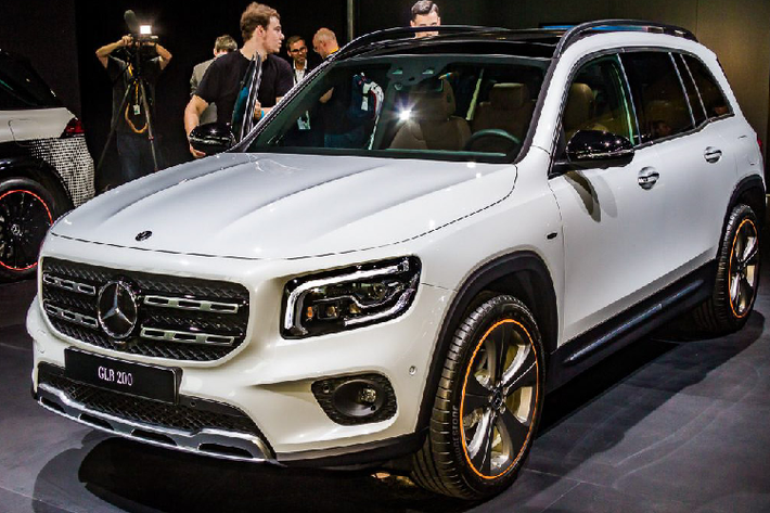 Danh mục xe ra mắt của Mercedes tại sự kiện ngày 6/3 bao gồm 6 mẫu xe: GLC 300 4MATIC, GLC 300 4MATIC Coupé, C 180, C 200 Exclusive, E 180, GLS 450 4MATIC. Dù ban đầu có nhiều đồn đoán cho rằng mẫu xe Mercedes-Benz GLB 2020 mới sẽ về ngay trong dịp này vì từ đầu tháng 1/2020, các đại lý đã rầm rộ nhận đặt cọc.