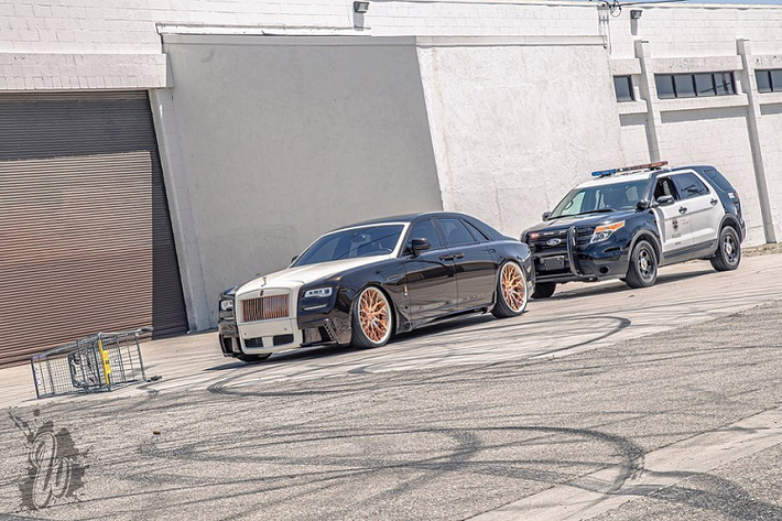 Rolls-Royce Ghost Series I được trang bị động cơ 6,6 lít V12 sản sinh công suất 563 mã lực, mô-men xoắn cực đại 780 Nm. Xe sử dụng hộp số tự động 8 cấp và có khả năng tăng tốc từ 0-100 km/h trong 4,7 giây và có thể đạt tốc độ tối đa lên tới 250km/h.