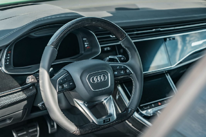 Chính vì thế mà chiếc xe có thể đạt tốc độ tối đa lên tới 315 km/h. Tuy nhiên, để chiếc RSQ8-R có thể đạt tốc độ 315 km/h thì khách hàng phải đặt hàng dưới dạng một tùy chọn, không có sẵn trên toàn bộ 125 chiếc. Kết hợp với đó chính là hệ thống xả ABT được làm bằng thép không gỉ với bốn ống xả có đường kính 102mm.