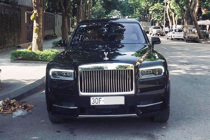 Đối với chiếc SUV siêu sang Rolls-Royce Cullinan, đây là một mẫu xe được các đại gia Việt khá ưa chuộng với số lượng xe lăn bánh trong nước hiện không dưới 8 chiếc. Đây là một chiếc SUV vô cùng đặc biệt, minh chứng rõ ràng nhất đến từ cái tên của xe – “Cullinan”, đây là tên của viên kim cương lớn nhất thế giới từng được tìm thấy ở Châu Phi và hiện đang được đính trên vương miện của Nữ hoàng Anh.