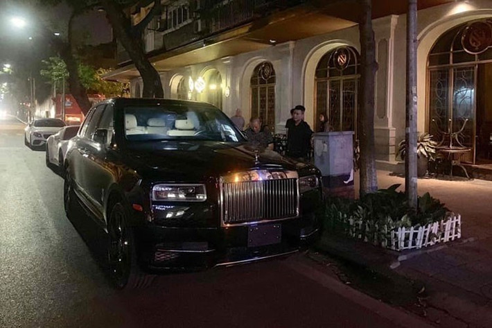 Đây là chiếc SUV siêu sang Rolls-Royce Cullinan đầu tiên tại Việt Nam ra biển trắng tại Hà Nội, cũng là chiếc Cullinan đầu tiên tại việt nam ra biển trắng vào tháng 6/2019. Được biết, giá xe Rolls-Royce Cullinan khi mới về nước vào năm ngoái được các nhà nhập khẩu xe tư nhân bán ra không dưới 40 tỷ đồng. Hiện giá xe chính hãng đã rẻ hơn khá nhiều.