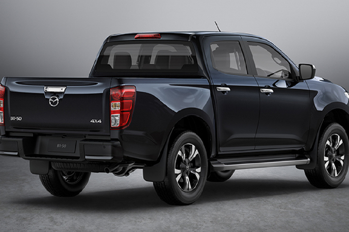 Tạm biệt động cơ dầu 2.2L và 3.2L, Mazda BT-50 2021 sẽ được cung cấp 2 động cơ dầu của Isuzu: Dầu 3.0 VGS Turbo: Động cơ dầu (4JJ3-TCX) 4cyl 3.0 lít, 2.999 cc, 16 van, phun nhiên liệu trực tiếp DOHC Commonrail, tăng áp turbo VGS, giải nhiệt khí nạp Intercooler, cho công suất tối đa 190 mã lực tại 3.600 vòng/phút, mô-men xoắn cực đại 450 Nm tại 1.600 - 2.600 vòng/phút. Sử dụng hộp số tay 6 cấp / hộp số tự động 6 cấp.