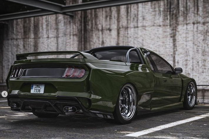 Ý tưởng này đã tạo nên một chiếc Mustang Shelby GT500 nổi bật với lưới tản nhiệt rộng và mui xe vòm lớn hơn để chứa cỗ máy V8 5.2L mạnh mẽ bên dưới. Bên cạnh đó, hệ thống treo của xe đã được hạ bớt để gầm xe sát với mặt đất hơn, tạo nên một diện mạo đặc sắc hơn cho Shelby GT500.