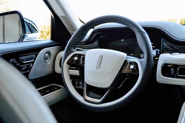 Về động cơ, Lincoln Aviator 2020 mang tới 2 tùy chọn bao gồm khối máy V6 3.0 lít Twin-Turbo với công suất cực đại 400 mã lực và 562 Nm; động cơ plug-in hybrid với cầu hình tương tự và sức mạnh 494 mã lực và 854 Nm mô-men xoắn cực đại. Cả 2 phiên bản sẽ sử dụng chung hộp số tự động 10 cấp cùng tùy chọn hệ dẫn động AWD kèm theo với phiên bản 400 mã và tiêu chuẩn với biến thể plug-in hybrid.