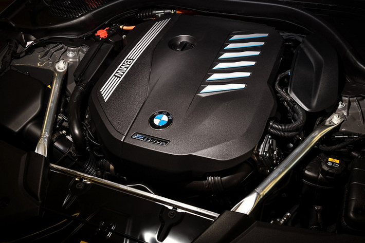 "Trái tim" của BMW 545e xDrive là khối động cơ xăng 6 xy-lanh 3.0L, cho công suất 286 mã lực, kết hợp cùng một động cơ điện 80 kW, tạo ra tổng công suất 394 mã lực, mô-men xoắn cực đại ở mức 600 Nm. Hộp số tự động Steptronic 8 cấp và hệ dẫn động 4 bánh.