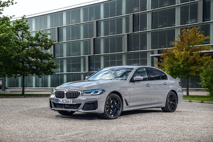 Với việc BMW i8 đã ngừng sản xuất, BMW 545e xDrive mới trở thành mẫu xe plug-in hybrid nhanh nhất của hãng xe xứ Bavaria. Mẫu xe này là phiên bản thuộc thế hệ nâng cấp BMW 5-Series 2021, được giới thiệu vào tháng 5.