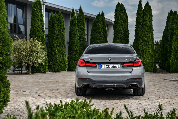 Bên cạnh đó, hãng xe sang BMW cũng cho biết hãng sẽ tiếp tục phát triển thêm phiên bản động cơ xăng và động cơ diesel kết hợp với bộ hybrid nhẹ 48V để giảm lượng khí thải.