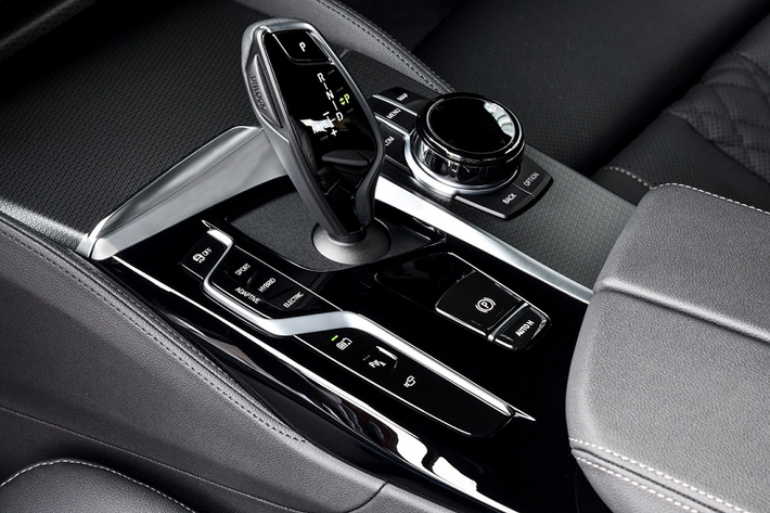 Hệ thống thông tin giải trí vẫn là giao diện BMW iDrive 7.0 nhưng màn hình cảm ứng trung tâm được mở rộng kích thước thành 12,3 inch đối với gói trang bị BMW Live Cockpit Professional. Các chức năng hỗ trợ gồm có kết nối Apple CarPlay/Android Auto, điều khiển bằng cử chỉ hoặc ra lệnh bằng giọng nói với trợ lý ảo BMW.