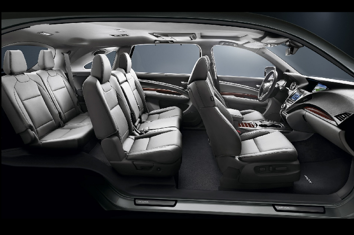 Acura là thương hiệu xe sang của hãng xe Honda, nội thất MDX được trang bị khá đầy đủ tiện nghi cao cấp với ghế ngồi bọc da, hàng ghế trước chỉnh điện, trang bị cửa sổ trời. Nội thất được thiết kế 3 hàng ghế với hàng ghế thứ 3 khá rộng rãi tương đương với hàng ghế thứ 3 trên mẫu Honda Pilot.
