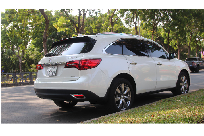 Chiếc Acura MDX thế hệ thứ 3 này thuộc phiên bản đời 2016 được đưa về Việt Nam một đại lý nhập khẩu xe tư nhân tại TP HCM. Xe thuộc phiên bản cao cấp được trang bị gói tùy chọn nâng cấp “Advance & Entertainment” trị giá lên tới 10.000 USD. Theo thông tin rao bán, chiếc MDX này mới lăn bánh được 1 năm và số km khoảng 10.000.