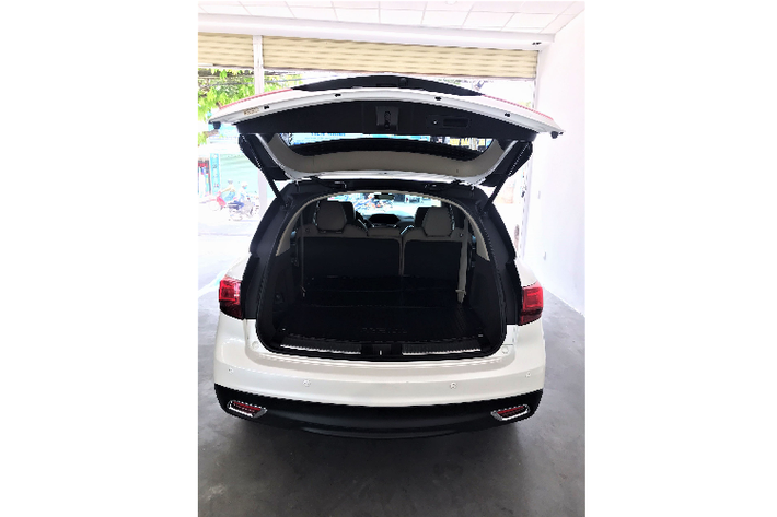 Tại Việt Nam, ở thế hệ cũ dòng xe Acura MDX được nhiều người yêu thích bởi thiết kế nam tính, vận hành bền bỉ, động cơ lành tính và chi phí bảo dưỡng vừa phải dễ dàng chấp nhận. Mức giá xe Acura MDX 2016 bán lại 3,4 tỷ đồng, nó dễ dàng tiếp cận với số đông nhưng sẽ là một lựa chọn độc đáo dành cho các khách hàng muồn tìm kiếm một mẫu xe đặc biệt.